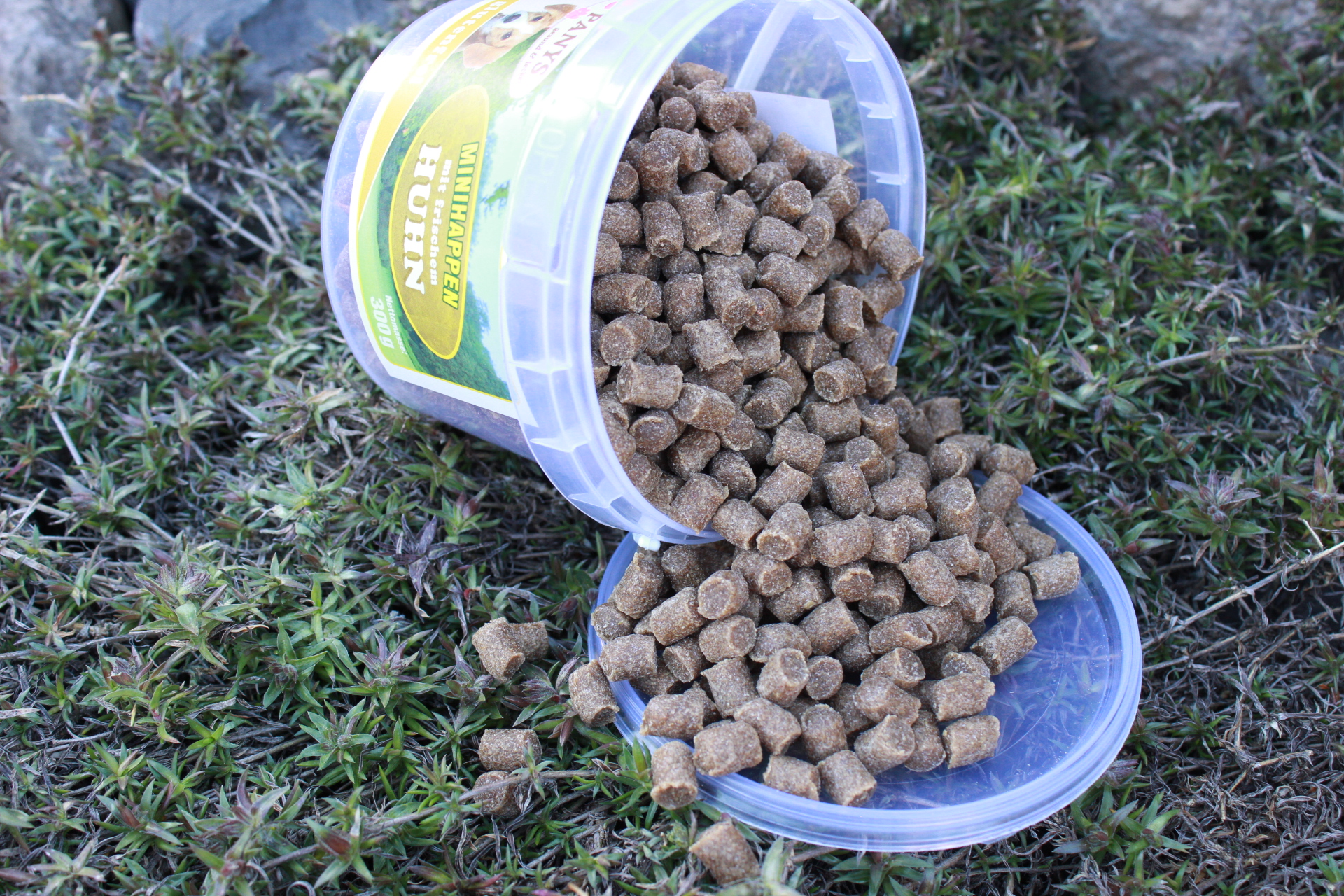 300 Gramm Dose offen und auf den Deckel ausgeschüttet, Minihappen mit frischem Huhn glutenfreie Rezeptur